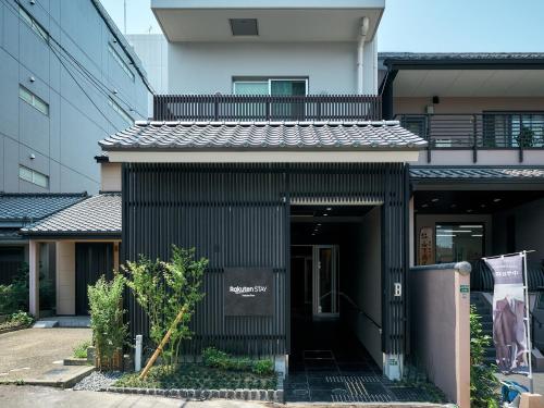 福冈Rakuten STAY Hakata Gion 401 Superior Room的黑色外墙的建筑