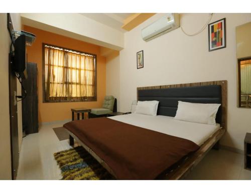 博尔本德尔Hotel Ronak Royal, Porbandar的一间卧室,卧室内配有一张大床