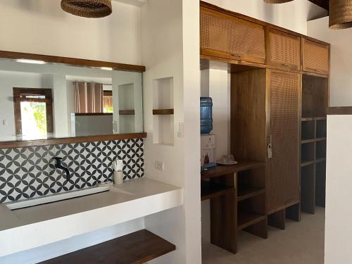 San IsidroYapak Beach Villas的一间带水槽和镜子的浴室
