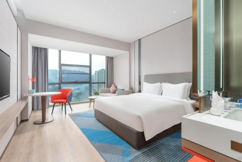 巴中巴中中心智选假日酒店的酒店客房设有一张大床和一个水槽