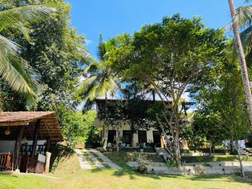 米瑞莎Hari Villa Mirissa的前面有棕榈树的房子
