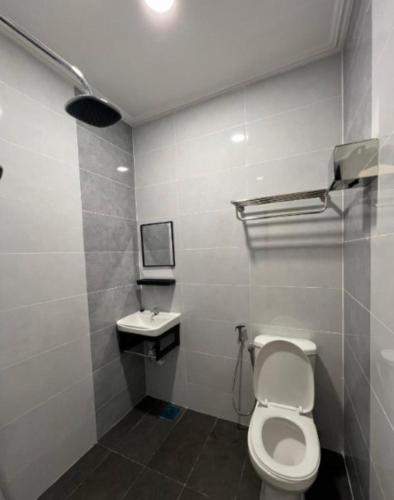 哥打巴鲁Alia Express Dey Hotel的一间带卫生间和水槽的浴室