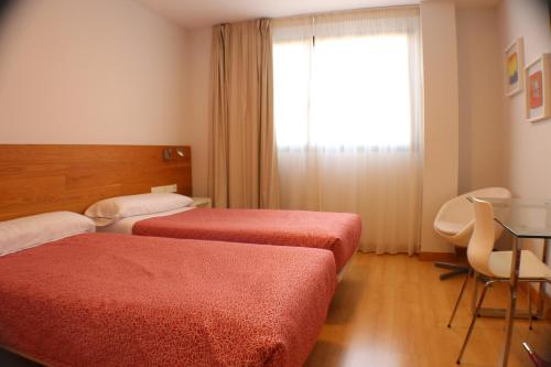 桑坦德欧洲之峰酒店的酒店客房设有两张床和窗户。