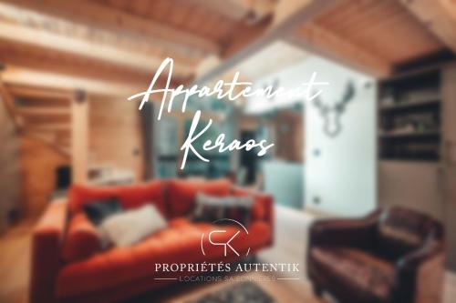 梅杰夫Appartement Keraos - Perfect for a family holiday in Megeve的客厅配有红色的沙发和两把椅子