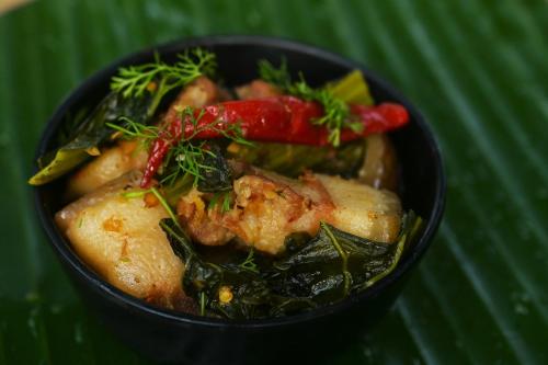 卡齐兰加Gorh Retreat的一大碗蔬菜和肉的黑碗食物