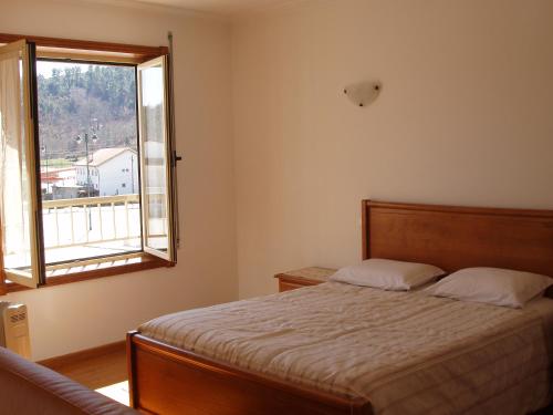 博蒂卡什圣克里斯托弗之家旅馆的一间卧室设有一张床和一个窗口