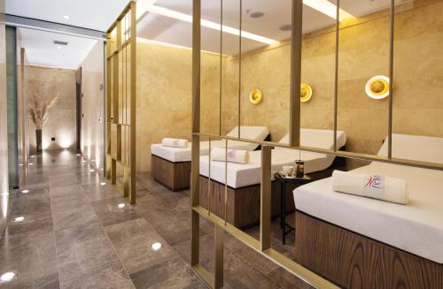 阿塔库姆Elite World Comfy Samsun Atakum的一间设有三个盥洗盆和镜子的浴室
