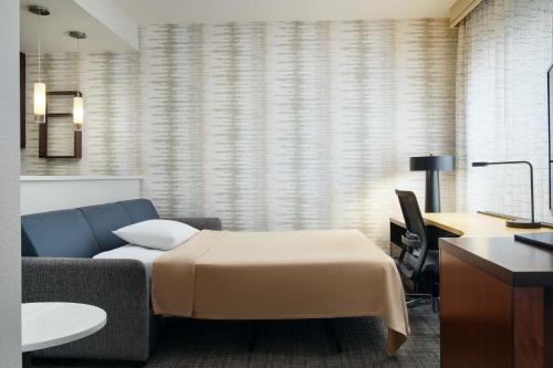 埃斯特罗迈尔斯堡 I-75/墨西哥海湾镇中心公寓式酒店的配有一张床和一张书桌的酒店客房
