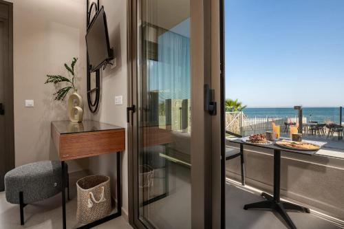 拉加纳斯Horizon Beachfront Apartments的客房设有海景阳台。