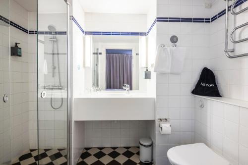 哥本哈根韦斯特布罗康福酒店 的一间带水槽、卫生间和淋浴的浴室