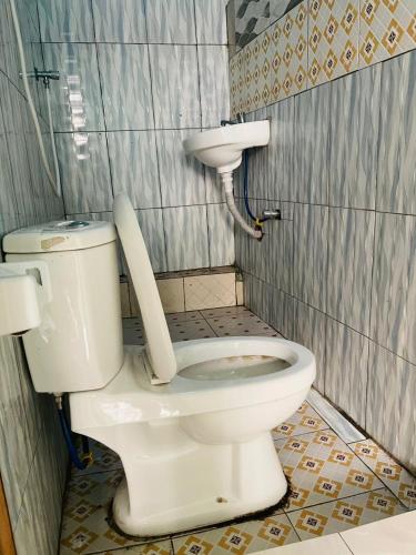 吉塞尼Ignite guest house的一间带卫生间和水槽的浴室