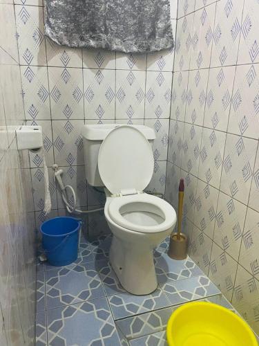 吉塞尼Ignite guest house的一间带卫生间和桶的浴室