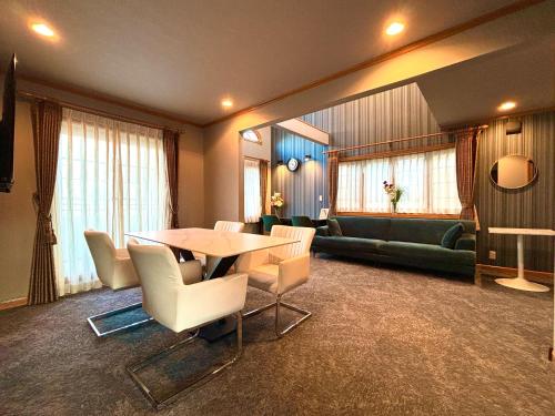 东京Five room 120 #SKY TREE #SENSOJI #FreeParking 1292sqft的客厅配有桌椅和沙发
