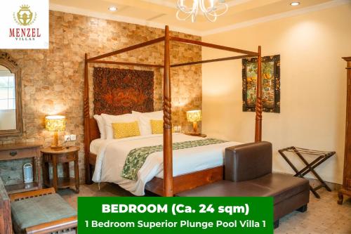 努沙杜瓦Menzel Villas Nusa Dua的一间卧室配有一张四柱床。