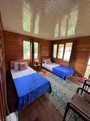 吉尔吉特Destination Hotel Camp Leo Hopper Valley的一间卧室,配有两张床
