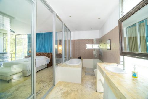 普吉镇8卧沙滩别墅 3女佣 每日清洁 靠近机场 私人泳池 免费用车 健身房的大型浴室设有两个盥洗盆和浴缸。