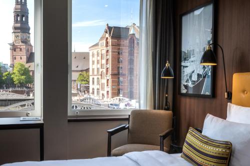 汉堡阿美龙汉堡斯佩切尔斯塔特酒店的酒店客房设有床和窗户。