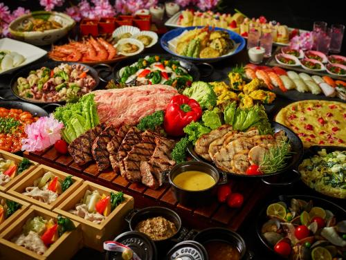 田原市Irago Ocean Resort的一张满是不同食物的桌子