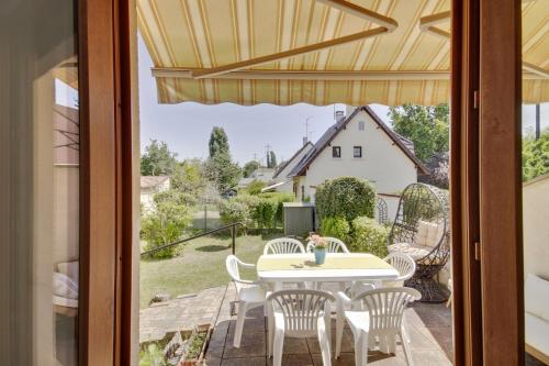 马恩河畔讷伊Authentic family home in Neuilly-sur-Marne的一个带桌椅的庭院,享有房子的景色