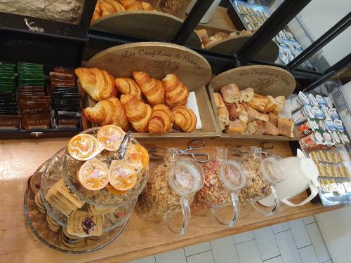 巴黎Port Royal Hotel的面包店,供应各种面包和糕点