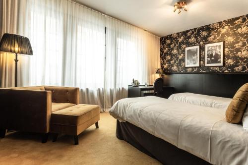 哥德堡贝罗拉餐厅和酒店的酒店客房,配有两张床和椅子