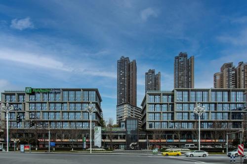 重庆重庆南滨路智选假日酒店的一座城市中高楼的大型建筑