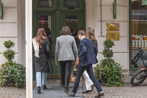 哥德堡皮加勒酒店的一群人从建筑物中走出来