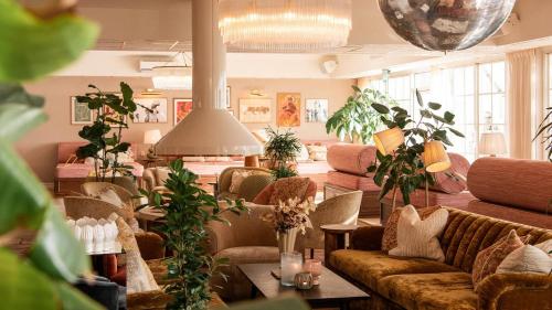 法尔肯贝里法尔肯伯格斯坦拜德酒店的大厅配有沙发和盆栽植物