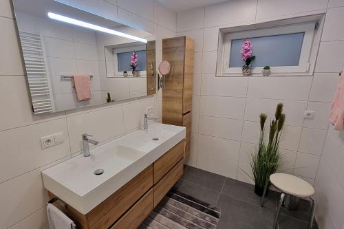 韦格沙伊德Ferienwohnung Tahedl的白色的浴室设有水槽和镜子