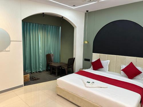 苏拉特Hotel sky palace的一间卧室配有一张大床和一张桌子