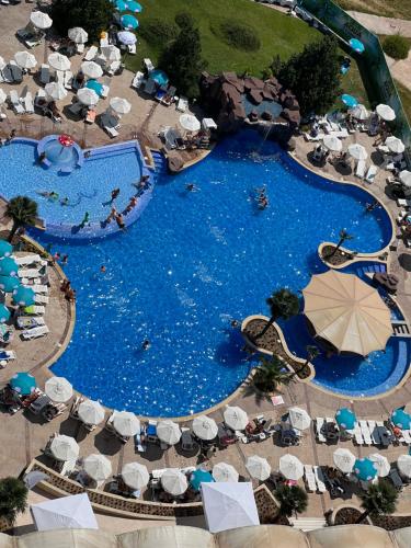 普罗夫迪夫圣彼特堡公园酒店的享有度假村游泳池的顶部景致