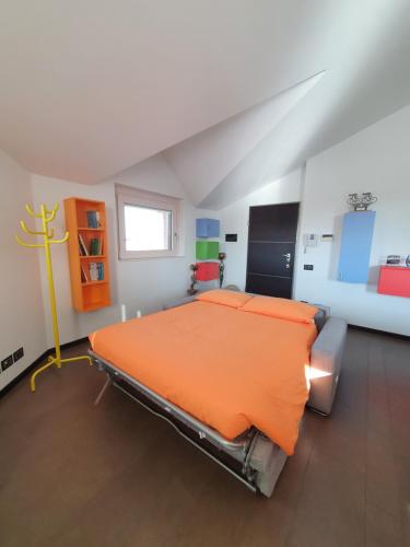 卡萨诺达达B&B Casa Sara的阁楼卧室配有橙色床