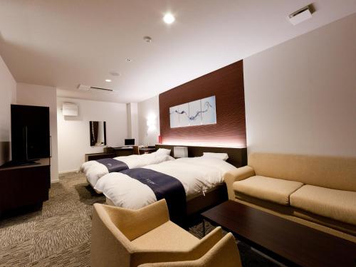 Shimo-yugeインランド・シー・リゾート　フェスパ的酒店客房,设有三张床和一张沙发