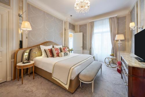 巴黎Hotel Westminster的酒店客房设有一张大床和一台电视。