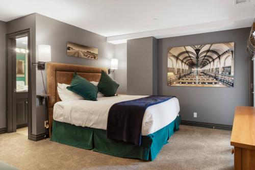 比弗河Beaver Creek Lodge 512的一间卧室配有一张壁画床