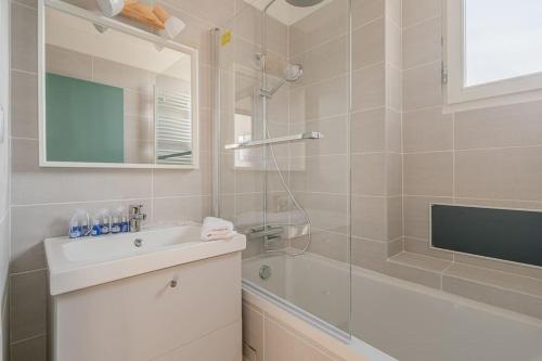 RhutR'Apparts T4 Les Balcons De Belledonne的带浴缸、水槽和淋浴的浴室