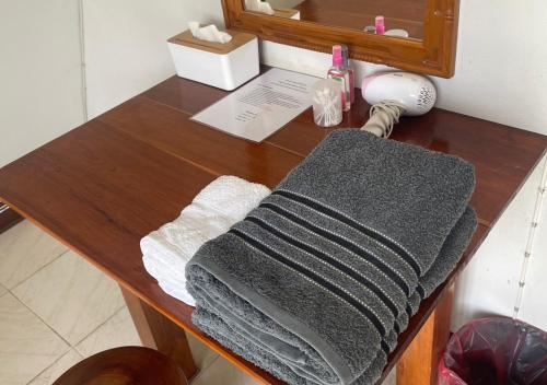 湄宏颂波派之家旅馆的一张木桌,上面有两条毛巾