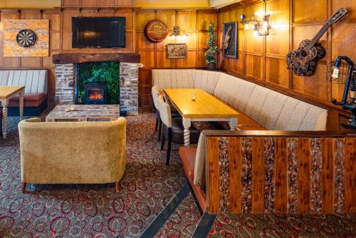 卡马森波尔斯黑德酒店的客房设有壁炉、桌子和椅子。