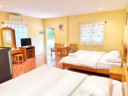 苏安庞The Golden View Resort สวนผึ้ง的酒店客房设有两张床和电视。