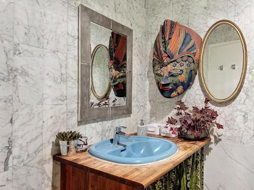 巴黎Bijou de la Corderie - Hyper Central & Spacieux - Les Frères de la Loc'的浴室设有蓝色水槽和两面镜子