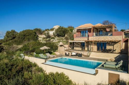 费斯卡尔德宏Entheos Private Villa Fiskardo Kefalonia Greece的一座带游泳池和房子的别墅