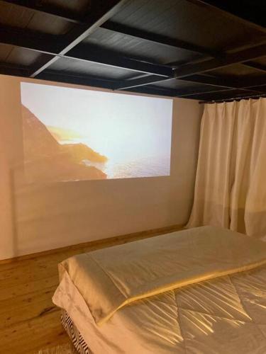 突尼斯Beachside Loft/Cosy house/Design的一张大屏幕客房内的床铺