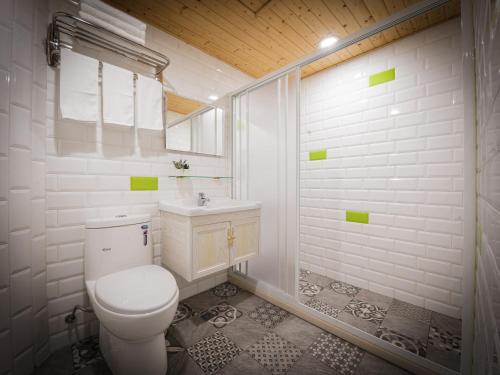 高雄良辰吉时精品旅店 的白色的浴室设有卫生间和淋浴。