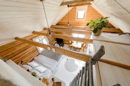 波尔沃Romantic cottage with sauna的一个小房子里房间的景色