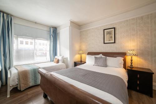 牛津OYO Lonsdale Guest House的一间卧室设有两张床和窗户。