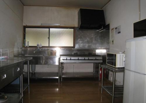 Gozenyama Youth Travel Village - Vacation STAY 46764v的厨房配有水槽和炉灶