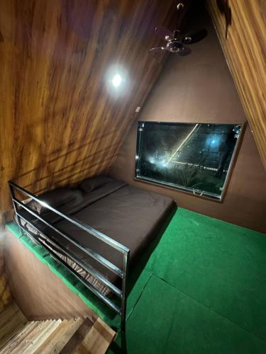 RehtiLotuslap Resort的小房间设有床铺和电视