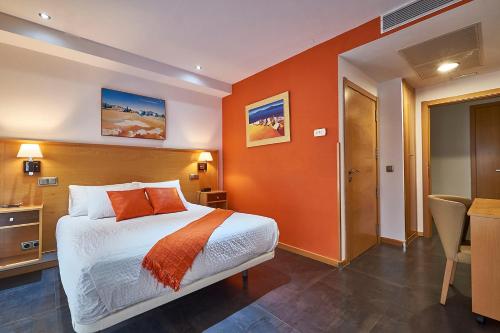 伊列斯卡斯里尔德依莱斯卡酒店的酒店客房,设有床铺和橙色墙壁