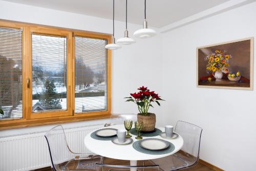 LielvārdeDzīvoklis Kastaņas的白色的用餐室配有白色的桌椅