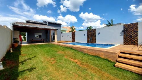 博伊图瓦Vivenda Bela Vista的一个带游泳池和房子的后院